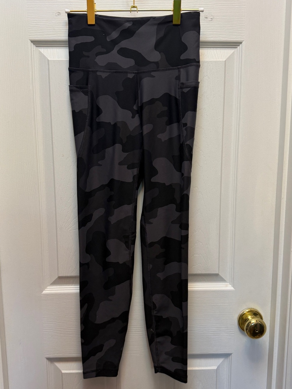 Old Navy Black & Gray Camo High-Rise Leggings